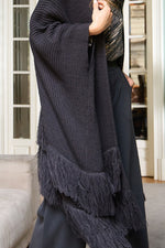 Cargar imagen en el visor de la galería, Poncho tricot pofe negro
