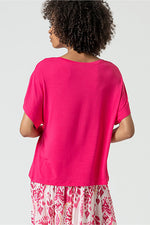 Cargar imagen en el visor de la galería, Camiseta elastica lica fucsia
