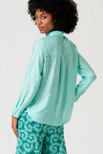 Cargar imagen en el visor de la galería, Camisa bordados limi verde agua
