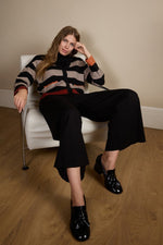 Cargar imagen en el visor de la galería, Pantalon flare lisa negro
