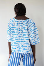 Cargar imagen en el visor de la galería, Blusa peces azul
