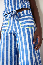Cargar imagen en el visor de la galería, Pantalon crop aloha azul
